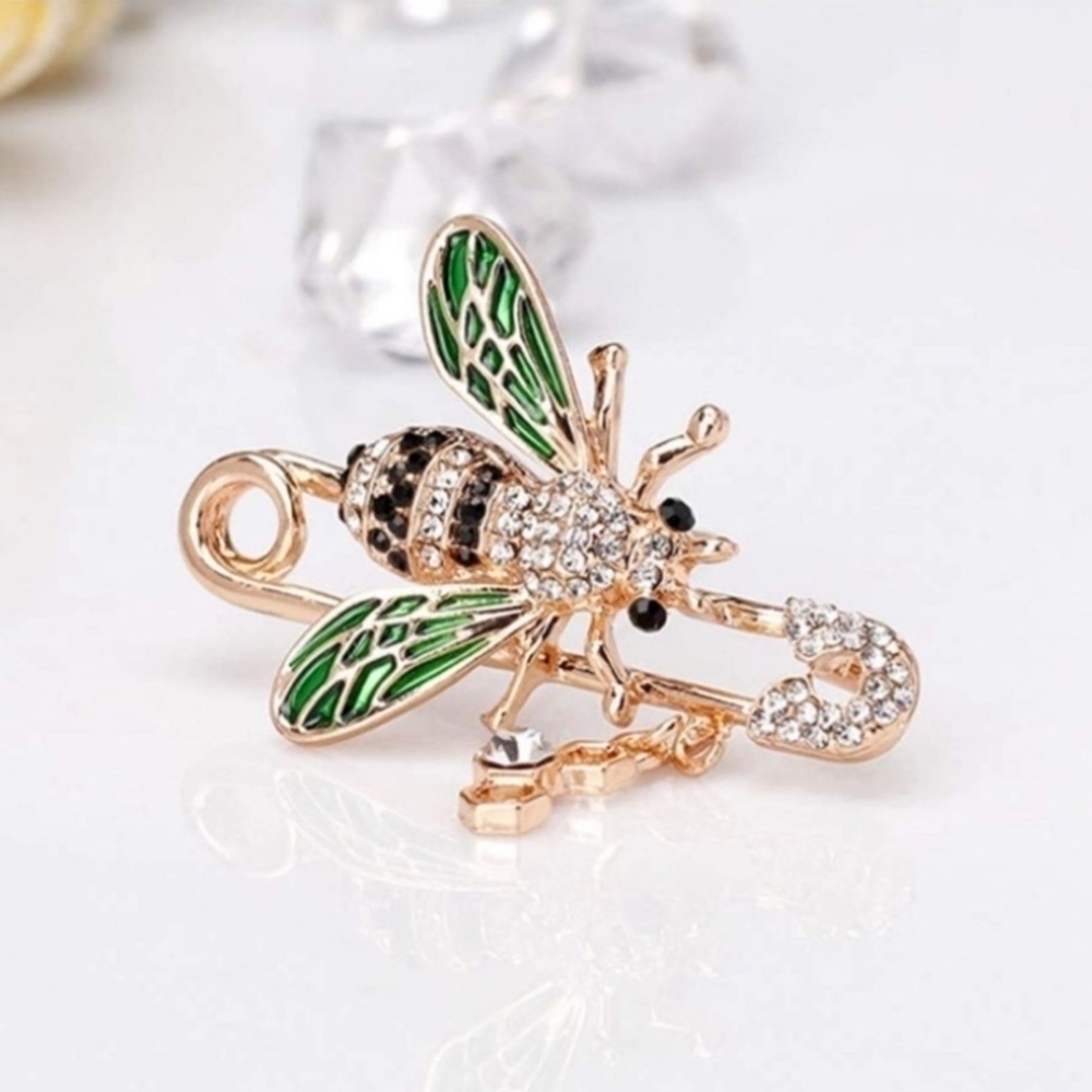 NEW Crystal Bumble Bee Safety Pin Lapel Brooch Gold Tone Rhinstones Enamel Cute